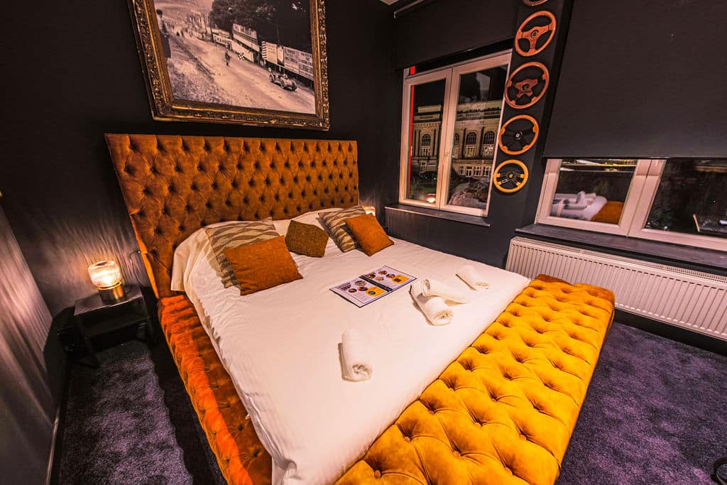 Le Palmarès et l’Hôtel Ardennes à Spa : deux hébergements au cœur du centre-ville, entre concept automobile et confort moderne