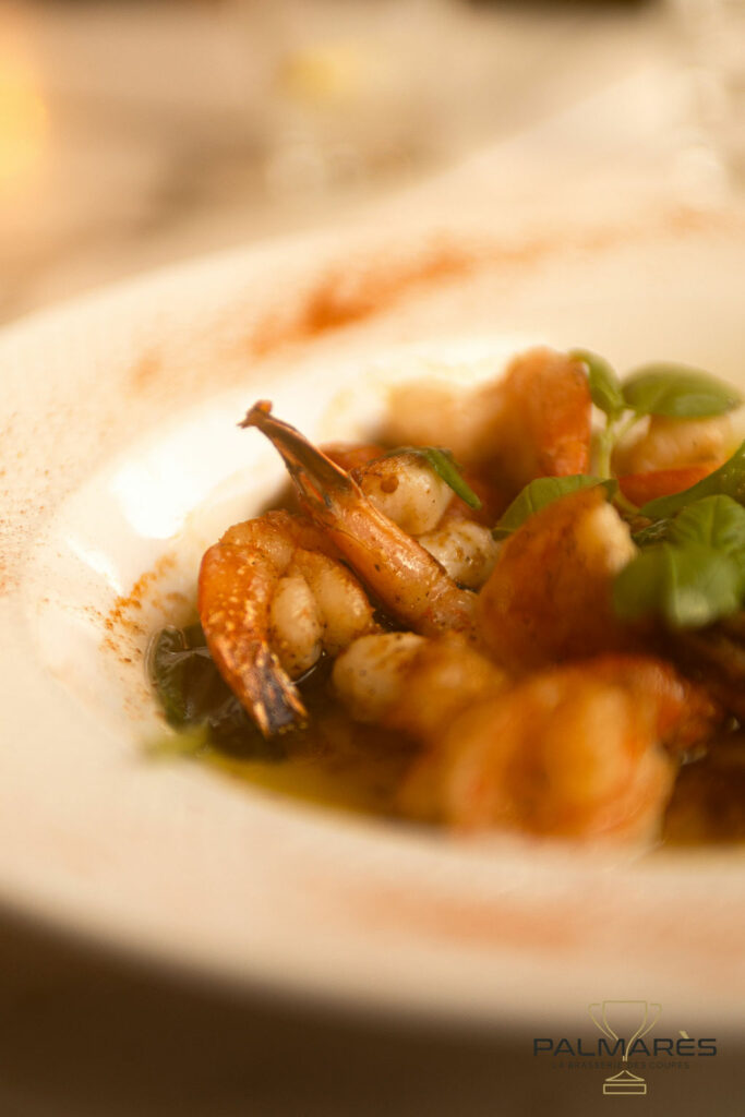 Plat de crevettes servi à la brasserie Le Palmarès à Spa, cuisine italienne raffinée dans une ambiance chaleureuse