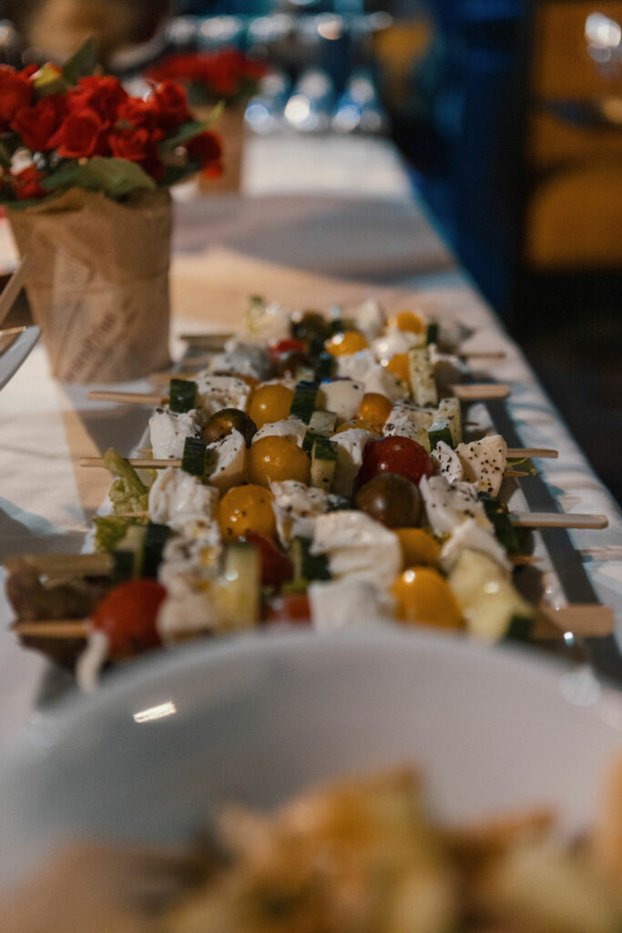 Brochettes apéritives de mozzarella, tomates cerises et basilic à la brasserie Le Palmarès à Spa, cuisine fraîche et colorée
